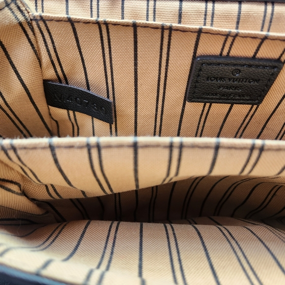 New black Louis Vuitton purse 1900 retail is 2800 - Picture 2 of 3